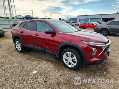 Czwarte zdjęcie samochodu z boku: 2024 CHEVROLET TRAX LS VIN:KL77LFE29RC097209 - miniatura