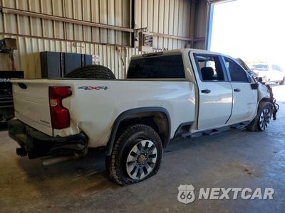Trzecie zdjęcie samochodu z tyłu: 2024 CHEVROLET SILVERADO K2500 CUSTOM VIN:1GC1YME77RF321036 - miniatura