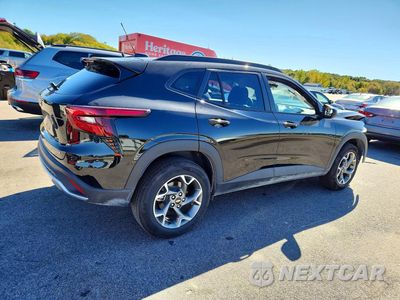 Trzecie zdjęcie samochodu z tyłu: 2026 CHEVROLET TRAX 1LT VIN:KL77LHEPXTC038622 - miniatura