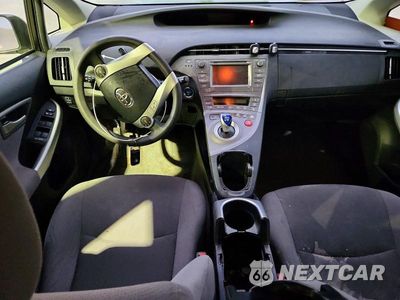 Zdjęcie 8 z 12 samochodu: 2015 TOYOTA PRIUS TWO VIN:JTDKN3DU0F0430712 - miniatura