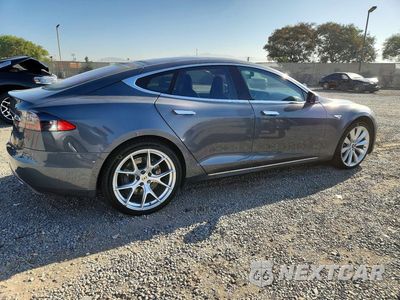 Trzecie zdjęcie samochodu z tyłu: 2013 TESLA MODEL S VIN:5YJSA1DP5DFP10571 - miniatura