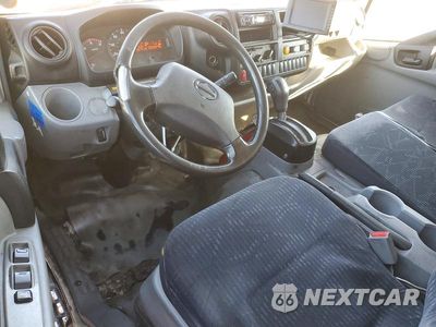 Zdjęcie 8 z 13 samochodu: 2017 HINO 195 BOX TRUCK VIN:JHHSDM2HXHK005551 - miniatura