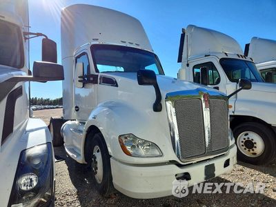 Czwarte zdjęcie samochodu z boku: 2015 KENWORTH T680 SEMI TRUCK VIN:1XKYA48X6FJ462482 - miniatura