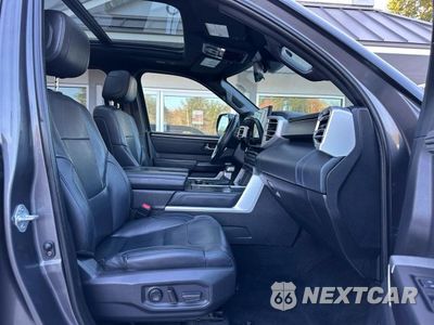 Piąte zdjęcie samochodu w środku: 2023 TOYOTA TUNDRA PLATINUM VIN:5TFNA5DB0PX064486 - miniatura