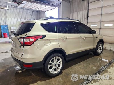Trzecie zdjęcie samochodu z tyłu: 2018 FORD ESCAPE SE VIN:1FMCU9GD9JUC54424 - miniatura