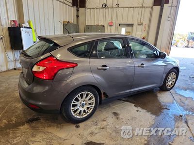 Trzecie zdjęcie samochodu z tyłu: 2012 FORD FOCUS SE VIN:1FAHP3K26CL178728 - miniatura