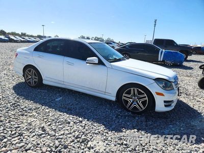 Czwarte zdjęcie samochodu z boku: 2013 MERCEDES-BENZ C 300 4MATIC VIN:WDDGF8AB8DR258835 - miniatura