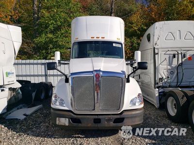 Piąte zdjęcie samochodu w środku: 2017 KENWORTH T680 SEMI TRUCK VIN:1XKYA48XXHJ160339 - miniatura