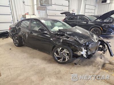Czwarte zdjęcie samochodu z boku: 2025 HYUNDAI ELANTRA HYBRID SEL SPORT VIN:KMHLM4DJXSU135988 - miniatura