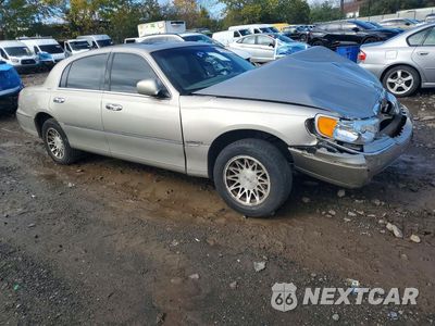 Czwarte zdjęcie samochodu z boku: 2001 LINCOLN TOWN CAR SIGNATURE VIN:1LNHM82W01Y620885 - miniatura