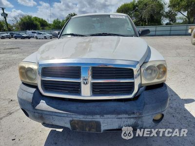 Piąte zdjęcie samochodu w środku: 2005 DODGE DAKOTA QUAD SLT VIN:1D7HE48N35S304209 - miniatura