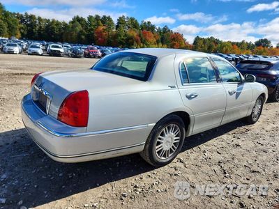 Trzecie zdjęcie samochodu z tyłu: 2007 LINCOLN TOWN CAR SIGNATURE LIMITED VIN:1LNHM82W47Y611101 - miniatura