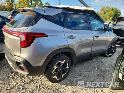 Trzecie zdjęcie samochodu z tyłu: 2025 KIA SELTOS S VIN:KNDEUCAA0S7699966 - miniatura