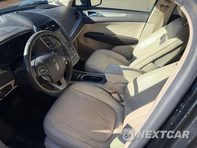Piąte zdjęcie samochodu w środku: 2017 LINCOLN MKC PREMIERE VIN:5LMCJ1C93HUL39973 - miniatura