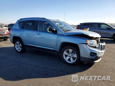 Czwarte zdjęcie samochodu z boku: 2013 JEEP COMPASS LATITUDE VIN:1C4NJCEA5DD205608 - miniatura