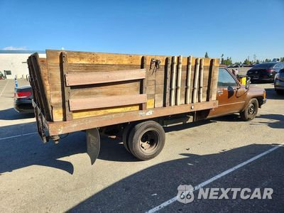 Trzecie zdjęcie samochodu z tyłu: 1985 TOYOTA PICKUP COMMERCIAL / CAMPER RN55 VIN:JT5RN55D7F5034395 - miniatura