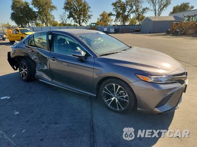 Czwarte zdjęcie samochodu z boku: 2020 TOYOTA CAMRY SE VIN:4T1J11AK5LU888860 - miniatura