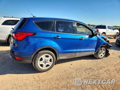 Trzecie zdjęcie samochodu z tyłu: 2019 FORD ESCAPE S VIN:1FMCU0F76KUC07456 - miniatura