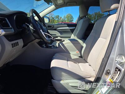 Zdjęcie 7 z 13 samochodu: 2019 TOYOTA HIGHLANDER LE VIN:5TDZARFH1KS055109 - miniatura
