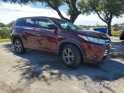 Czwarte zdjęcie samochodu z boku: 2018 TOYOTA HIGHLANDER LE PLUS VIN:5TDZZRFH1JS285773 - miniatura