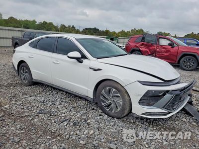 Czwarte zdjęcie samochodu z boku: 2026 HYUNDAI SONATA HYBRID BLUE VIN:KMHL24JJ7TA150879 - miniatura
