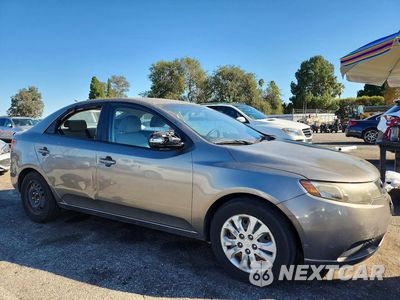 Czwarte zdjęcie samochodu z boku: 2010 KIA FORTE EX VIN:KNAFU4A20A5053983 - miniatura