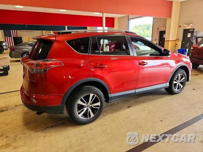 Trzecie zdjęcie samochodu z tyłu: 2017 TOYOTA RAV4 XLE VIN:JTMRFREV5HJ165112 - miniatura