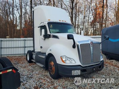 Czwarte zdjęcie samochodu z boku: 2017 KENWORTH T680 SEMI TRUCK VIN:1XKYA48XXHJ160342 - miniatura