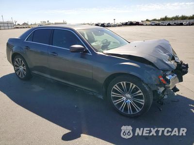 Czwarte zdjęcie samochodu z boku: 2013 CHRYSLER 300 S VIN:2C3CCABG1DH556571 - miniatura