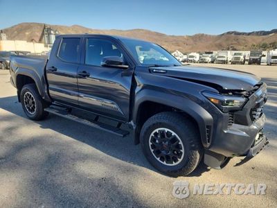 Czwarte zdjęcie samochodu z boku: 2025 TOYOTA TACOMA TRD OFF-ROAD HV VIN:3TYLC5LN7ST051105 - miniatura