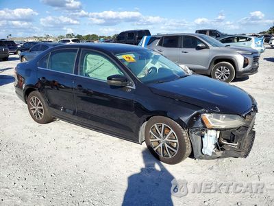 Czwarte zdjęcie samochodu z boku: 2017 VOLKSWAGEN JETTA SE VIN:3VWB67AJ3HM247803 - miniatura