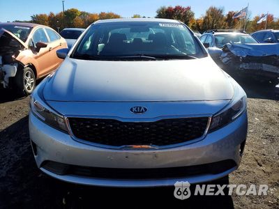 Piąte zdjęcie samochodu w środku: 2018 KIA FORTE LX VIN:3KPFL4A73JE195248 - miniatura