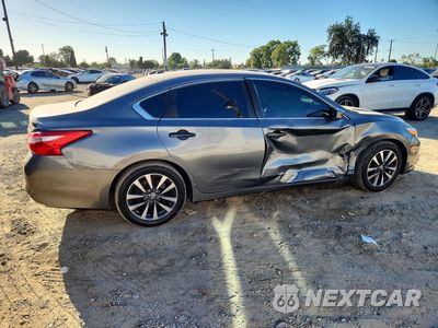 Trzecie zdjęcie samochodu z tyłu: 2017 NISSAN ALTIMA 2.5 SV VIN:1N4AL3AP7HC286860 - miniatura