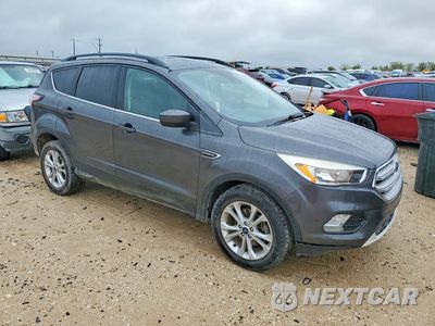 Czwarte zdjęcie samochodu z boku: 2018 FORD ESCAPE SE VIN:1FMCU0GD1JUD06785 - miniatura