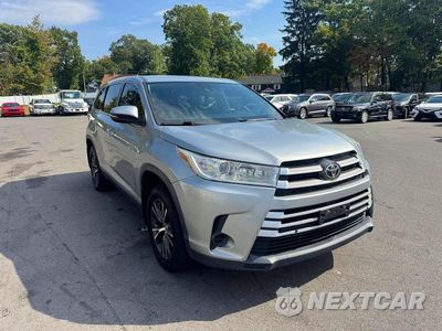 Czwarte zdjęcie samochodu z boku: 2019 TOYOTA HIGHLANDER LE VIN:5TDBZRFH9KS743949 - miniatura