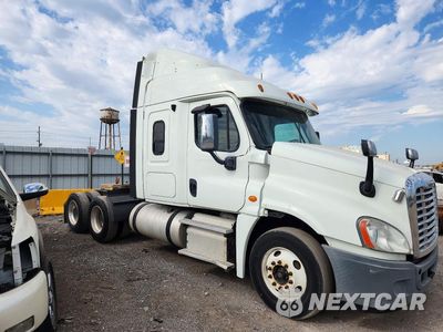 Czwarte zdjęcie samochodu z boku: 2013 FREIGHTLINER CASCADIA SEMI TRUCK VIN:1FUJGLDR3DLFF2050 - miniatura