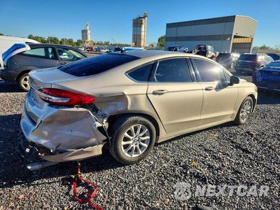 Trzecie zdjęcie samochodu z tyłu: 2017 FORD FUSION S VIN:3FA6P0G73HR210599 - miniatura