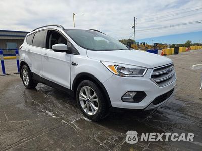 Czwarte zdjęcie samochodu z boku: 2018 FORD ESCAPE SE VIN:1FMCU0GDXJUC95219 - miniatura