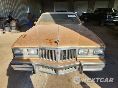 Piąte zdjęcie samochodu w środku: 1980 PONTIAC BONNEVILLE VIN:2R37WAP112877 - miniatura