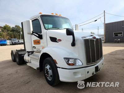 Czwarte zdjęcie samochodu z boku: 2022 PETERBILT 579 SEMI TRUCK VIN:1XPBAP8X0ND758502 - miniatura