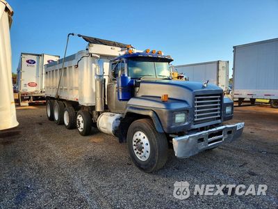 Czwarte zdjęcie samochodu z boku: 2001 MACK RD688S DUMP TRUCK VIN:1M2P267C01M055503 - miniatura