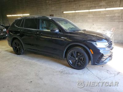 Czwarte zdjęcie samochodu z boku: 2024 VOLKSWAGEN TIGUAN SE R-LINE BLACK VIN:3VV8B7AXXRM182271 - miniatura