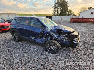 Czwarte zdjęcie samochodu z boku: 2025 KIA SELTOS LX VIN:KNDEPCAA3S7725435 - miniatura