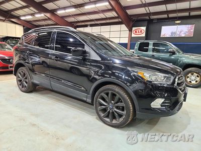 Czwarte zdjęcie samochodu z boku: 2019 FORD ESCAPE SE VIN:1FMCU9GD1KUB30469 - miniatura