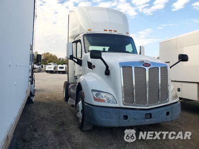 Czwarte zdjęcie samochodu z boku: 2016 PETERBILT 579 SEMI TRUCK VIN:1XPBA48X8GD328802 - miniatura