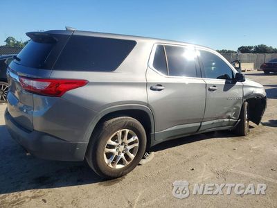 Trzecie zdjęcie samochodu z tyłu: 2018 CHEVROLET TRAVERSE LS VIN:1GNERFKW4JJ242289 - miniatura