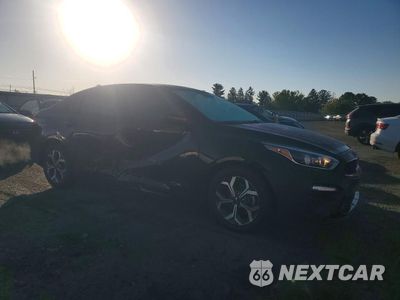 Czwarte zdjęcie samochodu z boku: 2019 KIA FORTE LXS VIN:3KPF24AD1KE065737 - miniatura