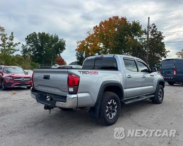Czwarte zdjęcie samochodu z boku: 2018 TOYOTA TACOMA TRD OFF-ROAD VIN:3TMCZ5AN0JM185949 - miniatura