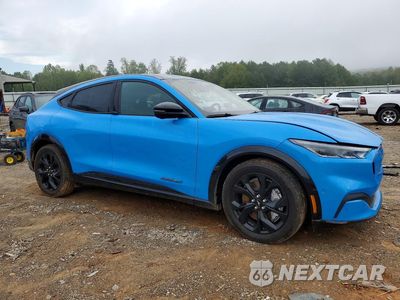 Czwarte zdjęcie samochodu z boku: 2023 FORD MUSTANG MACH-E PREMIUM VIN:3FMTK3SU8PMA79039 - miniatura