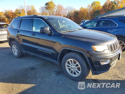 Czwarte zdjęcie samochodu z boku: 2020 JEEP GRAND CHEROKEE LAREDO VIN:1C4RJFAG2LC132277 - miniatura